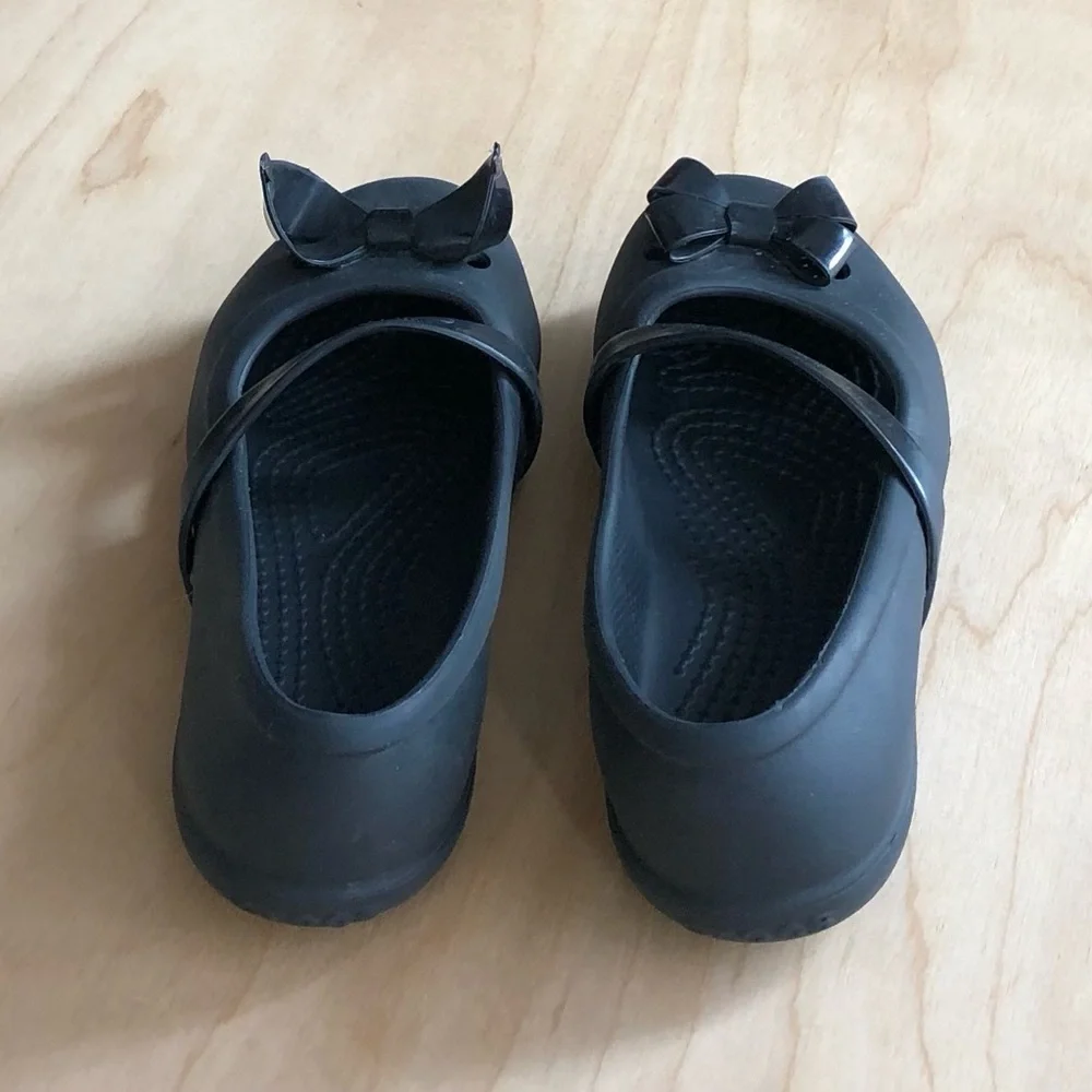 CROCS Black Bow Mary Jane Flats Kids Size 11C casual Water Resistant.